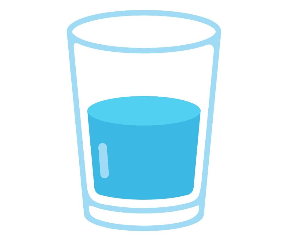 コップに水が半分入った画像